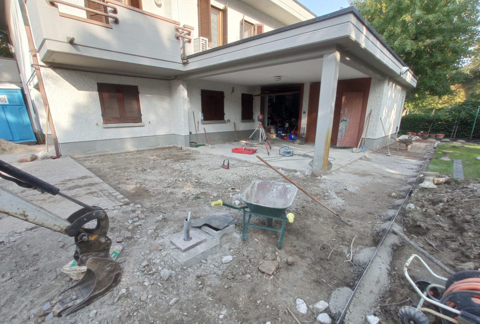 Ritrutturazione pavimentazione area cortiliva e Rivestimento - Reggio Emila Ritrutturazione pavimentazione area cortiliva e Rivestimento - Reggio Emila